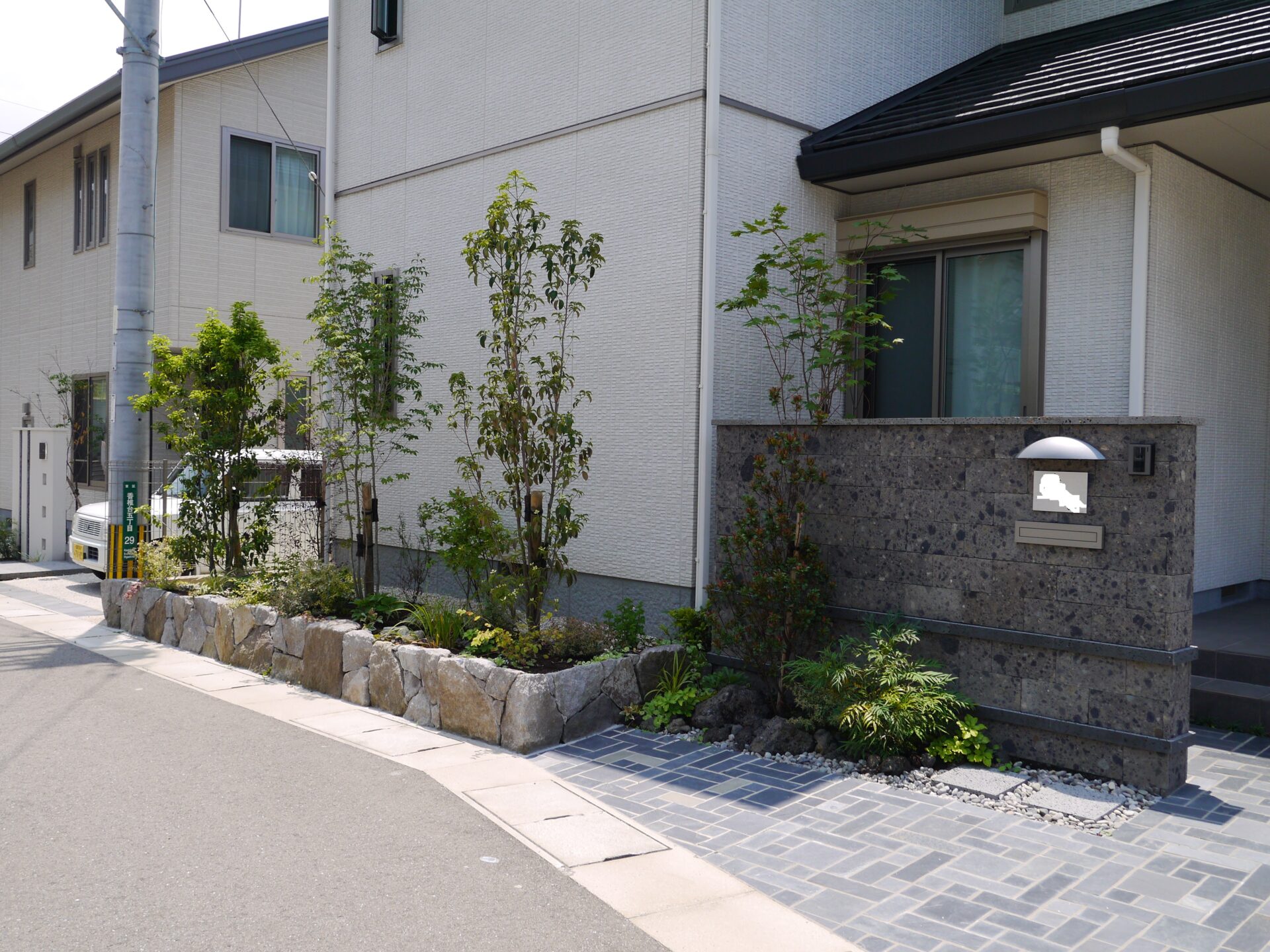 溶岩石を用いた重厚感ある門塀 福岡市 エクステリア ガーデニング 千年翠